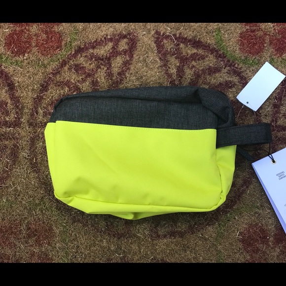NWT Herschel Supply Company Travel Bag - Picture 3 of 4